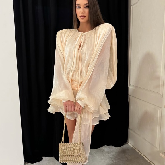 Ivory off white luxurious mini dress with puff sleeve ruffle hem flowy oversized - Picture 4 of 15